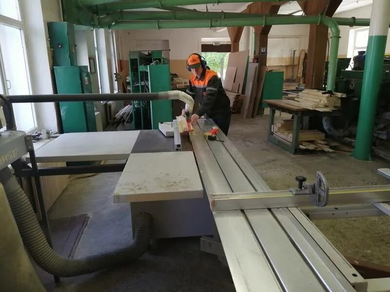 Деревообрабатывающее предприятие. Станочник деревообработка. Боровичский завод деревообрабатывающих станков. Деревообрабатывающие станки вакансии. Станочник-распиловщик.