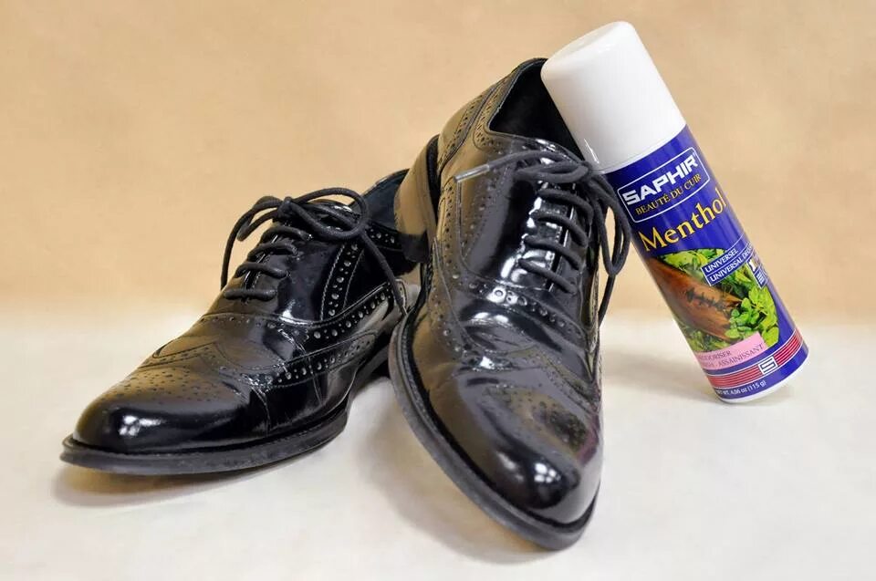 Устранить запах обуви в домашних условиях. Saphir Menthol дезодорант для обуви. Вонючая обувь. Воняют ботинки. Шарики пахучие для обуви.