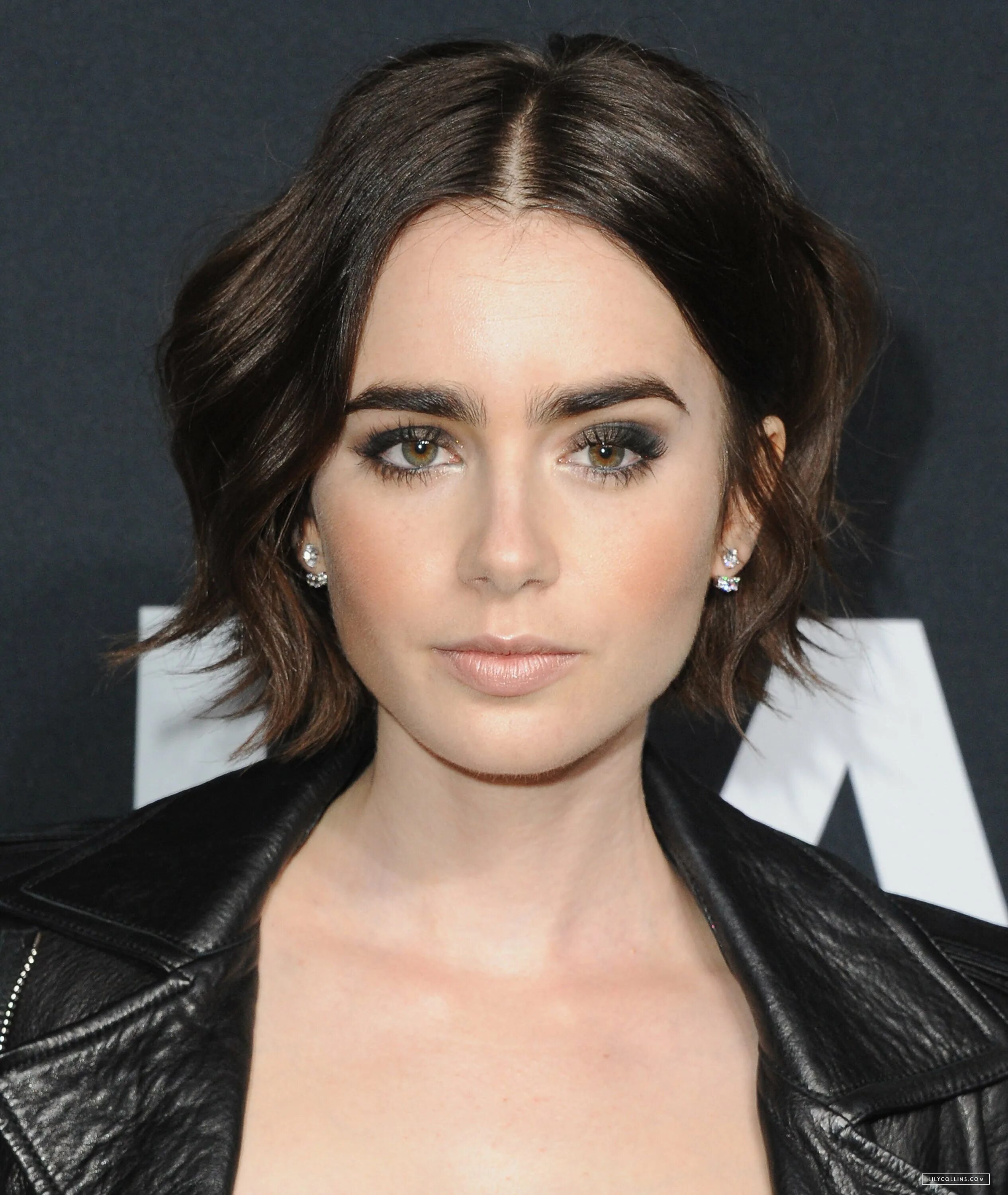 Каре блант боб 2020 шатенка. Blunt bob каре. Каре блант боб 2021. Каре блант боб с челкой. Каре.