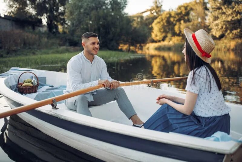 Влюбленные в лодке. Пара в лодке. Пара в лодке. Мужчина и женщина в лодке. Пара в лодке.
