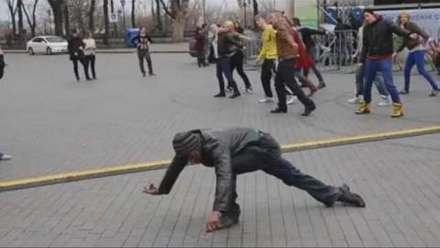 Пьяных сбежал. Погоня в лесу. Дед бежит. Пьяных сбежал. Пьяных сбежал.