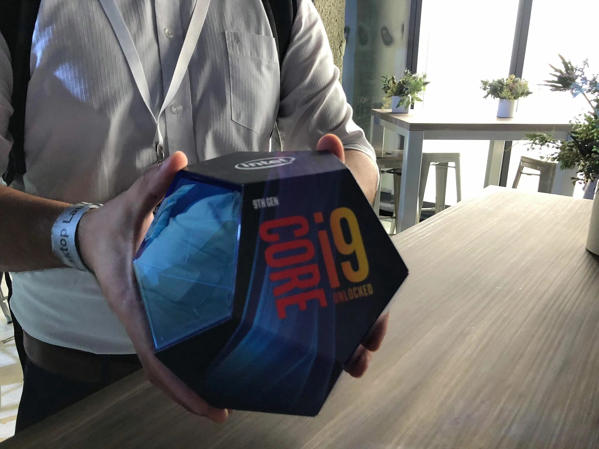 8.1 core. Intel core i9-9900k. core i9 9900k box. intel core i9 коробка. i9 9900k box мяч.