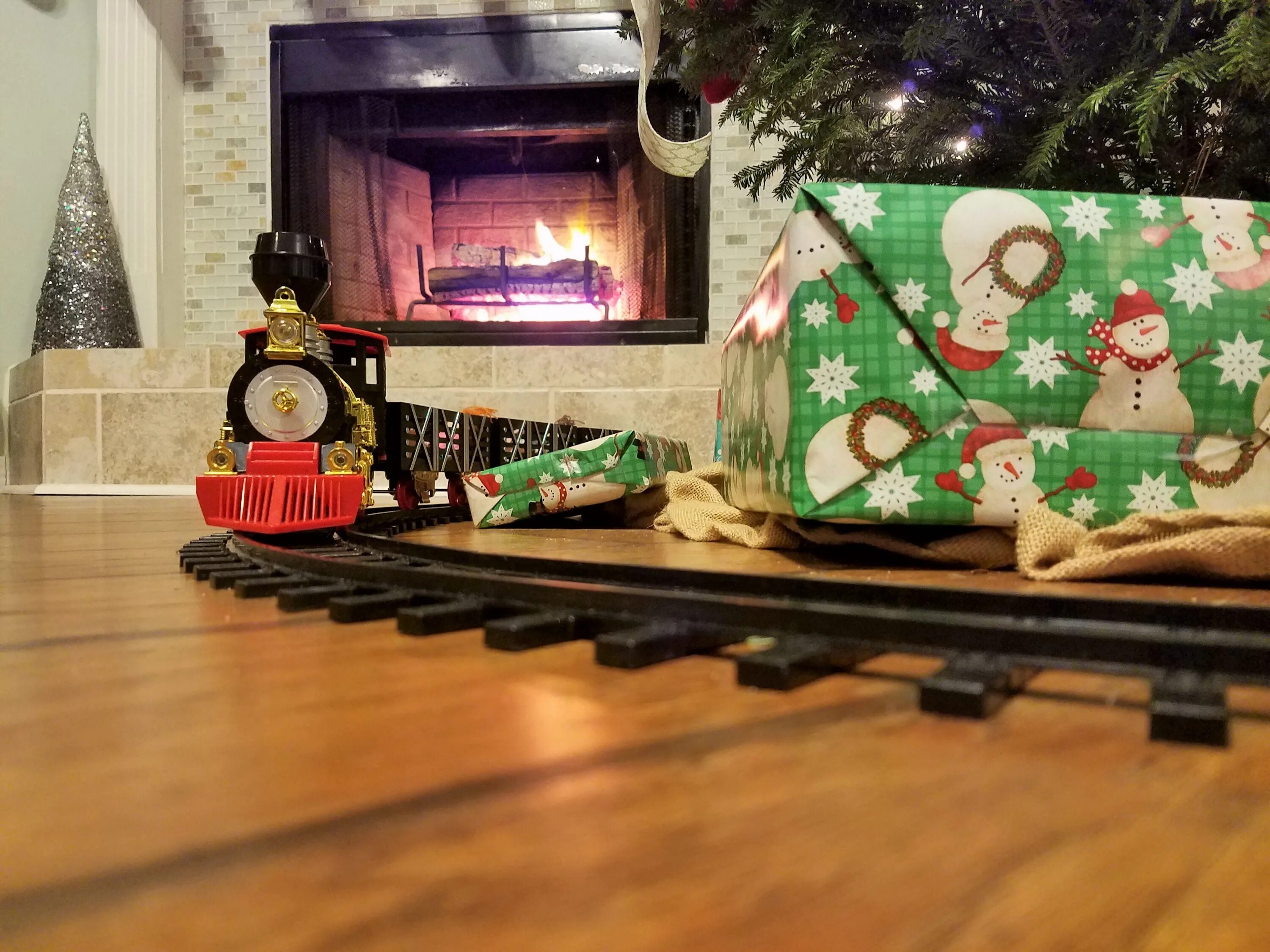 Новый год в поезде. Christmas trains. Полярный экспресс дед мороз. Рождественский поезд. Новогодняя железная дорога.