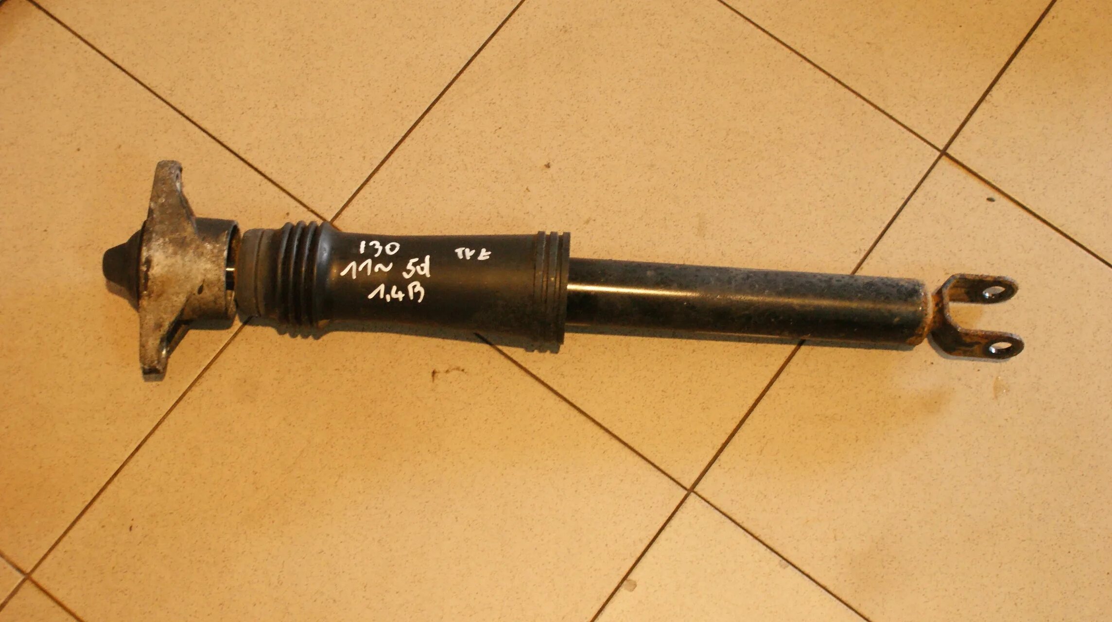 Амортизатор задний хендай ай 30. Тигуан 1 1. 54661-2l200. Амортизаторы i30. 553112y950 амортизатор задней подвески.