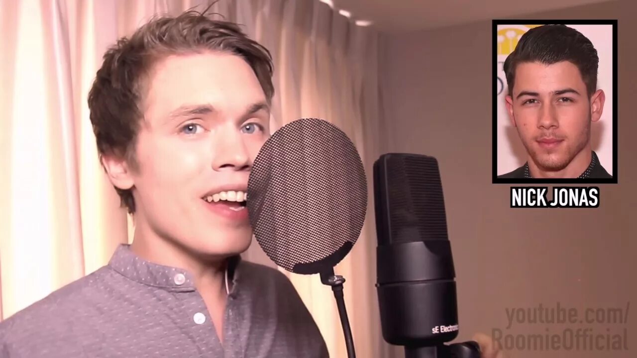 видео мужчина поет песню