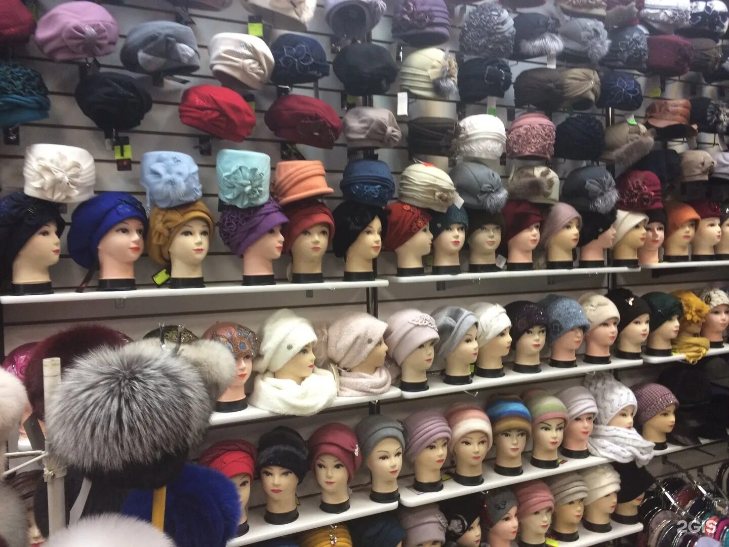 рынок головных уборов. рынок головных уборов. много шляп. выкладка детских шапок. шляпный бизнес план.