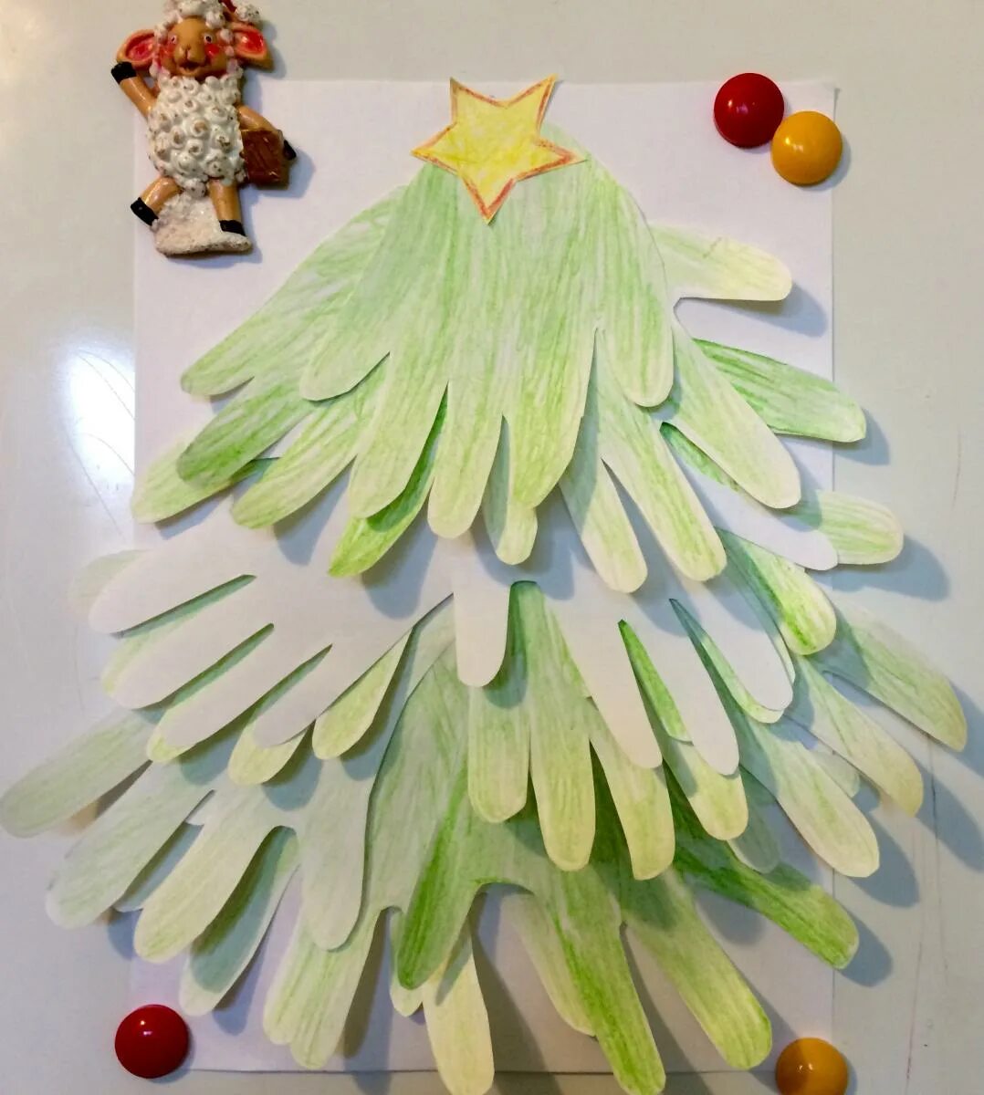новогодняя елка из ладошек