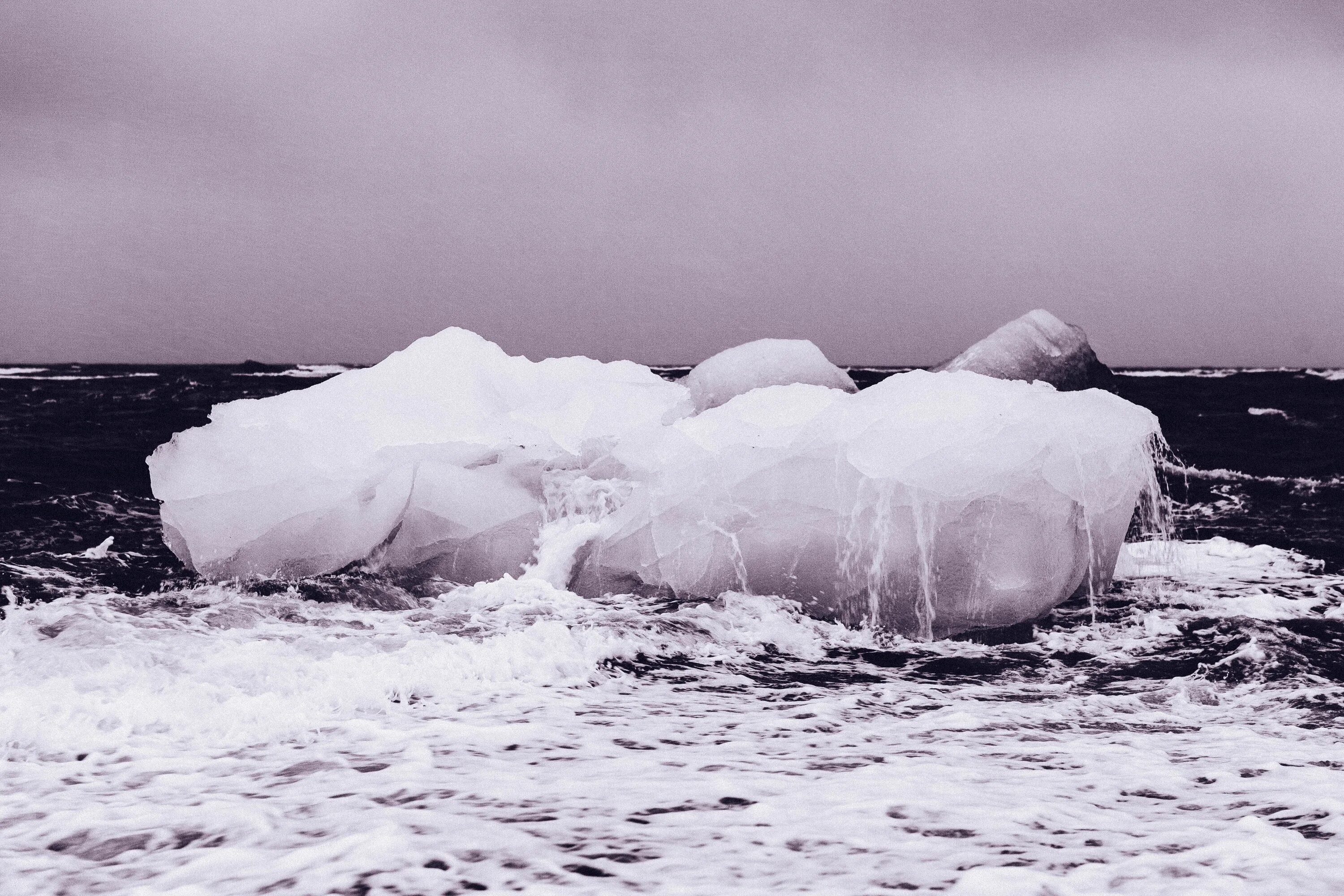 Льдина в море. Льдины в Антарктиде. Плавающие льдины. Ледяные глыбы на Байкале.