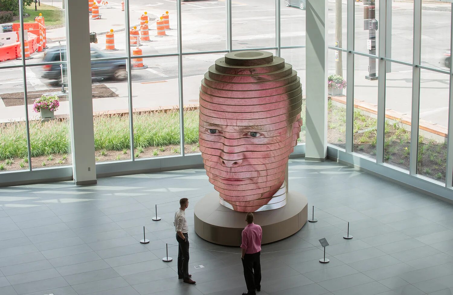 Говорящая голова как сделать. Инсталляция голова. Интерактивные арт объекты. Интерактивные скульптуры. Арт объект голова.
