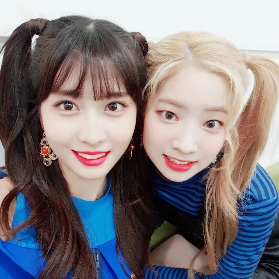 Twice paradise. Дахён и чеён. момо твайс селфи. nayeon, dahyun, momo. dahmo twice.