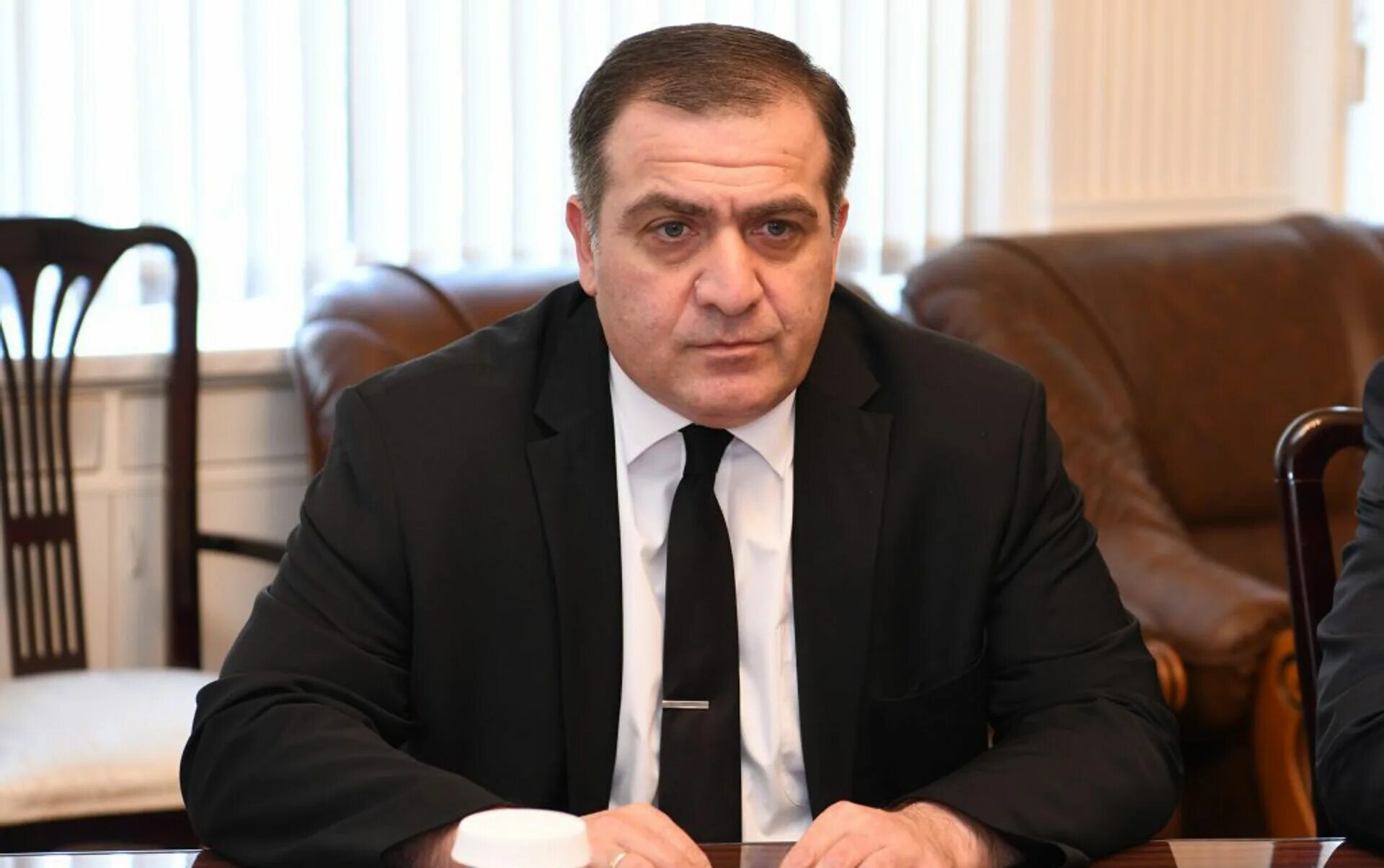 Армяне нация. Другую армянскую. Армяне друзья. Другую армянскую. Армения сегодня цицернакаберд цветы.