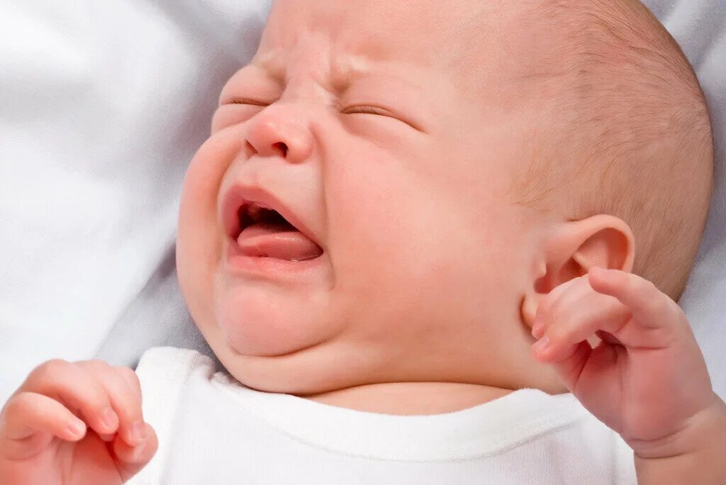 Почему кричит младенец. Ребенок плачет. Грудничок высовывает язык. Тремор подбородка у грудничка. Второй подбородок у новорожденного.