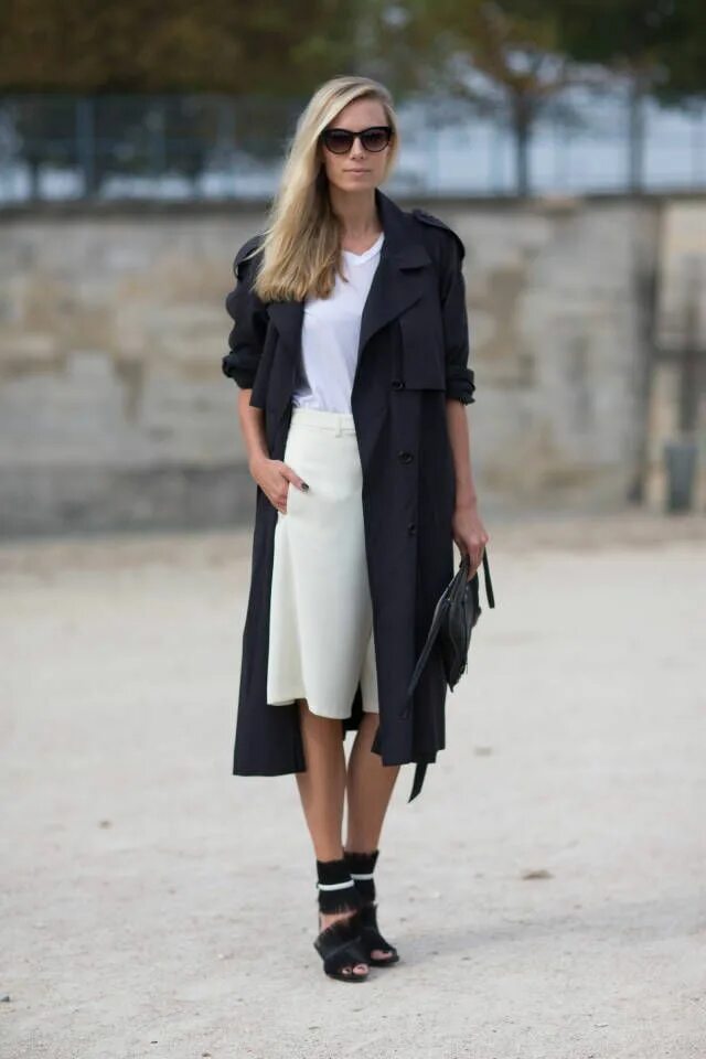 Черный тренч лук. Черный тренч в уличной моде. Тренч street style. Черный тренч длинный. Образы с черным тренчем.