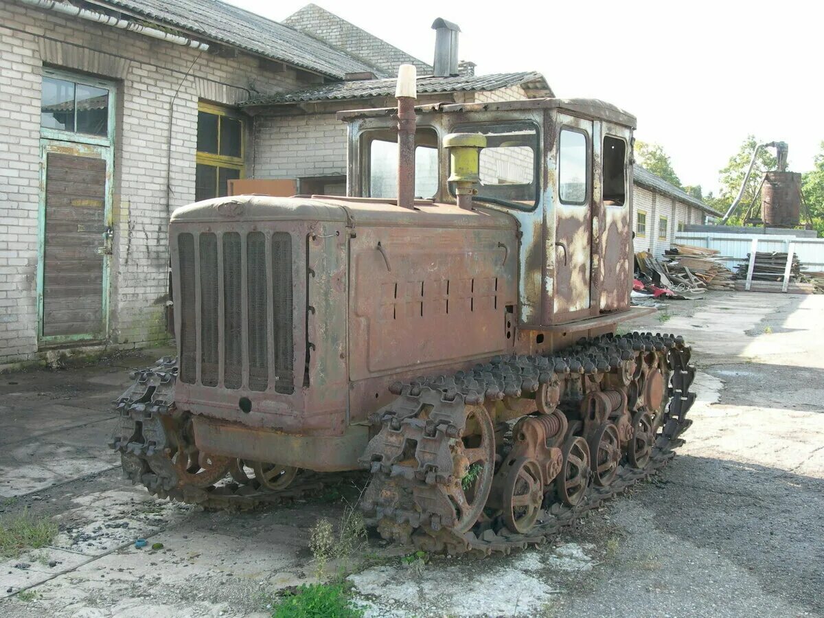 Советские гусеничные трактора. Трактор ДТ 54 ХТЗ. Дт54 трактор ВГТЗ. Гусеничный трактор ДТ-54. Гусеничный трактор СССР дт54.