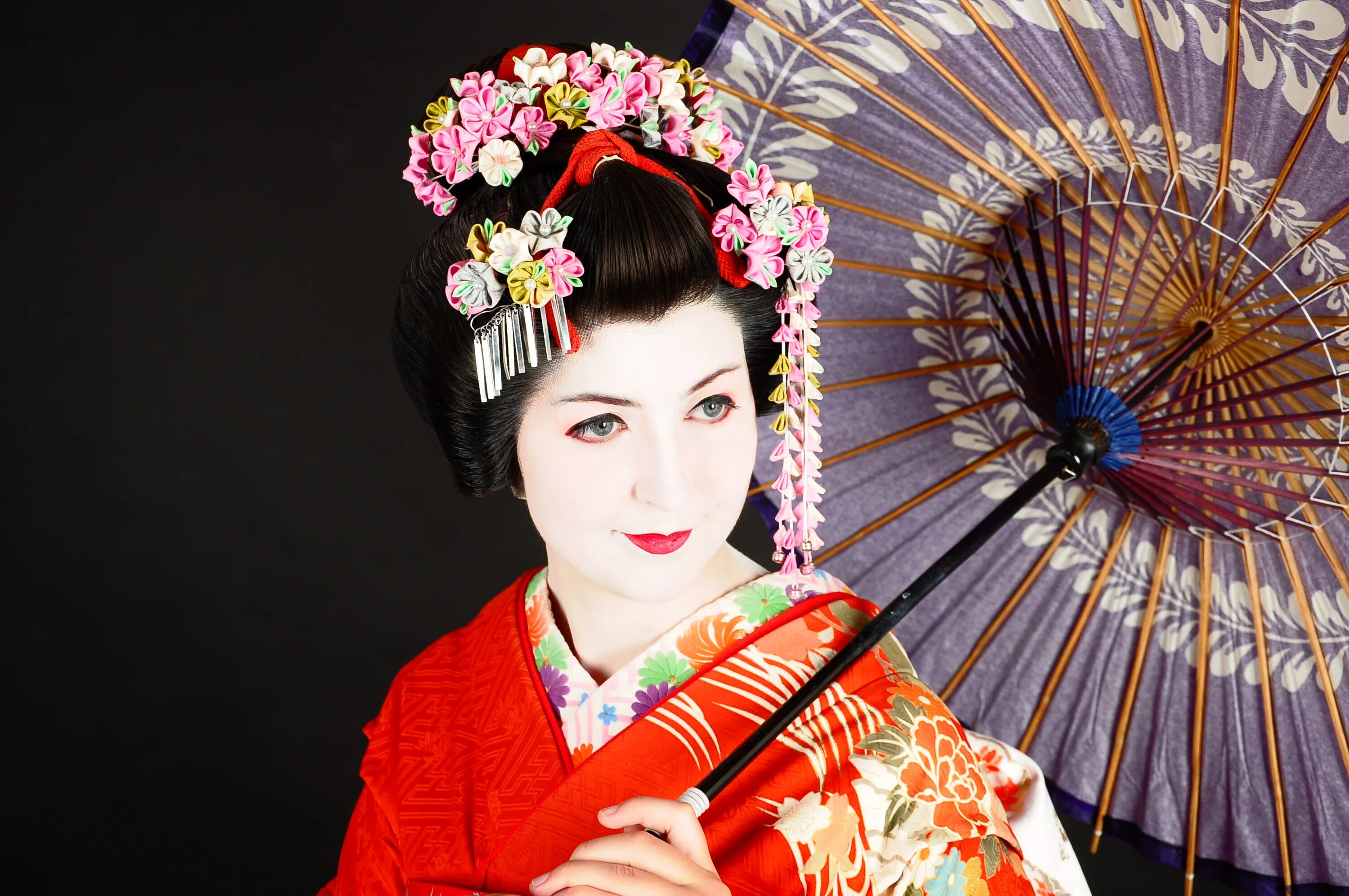 Гейша с веером. Гейши в японии. Онсэн гейша. Она на гейшу учится сканворд 5. Японская женская красота.