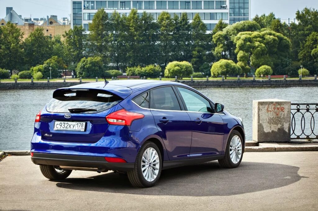 Машина форд фокус хэтчбек. Ford Focus 2015. Ford Focus Hatchback 2015. Форд фокус хэтчбек 2015 года. Форд фокус 3 2015.