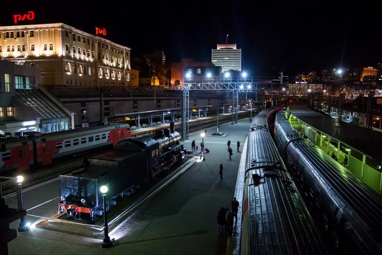 Вокзал челябинск екатеринбург. Перон ЖД вокзал Новосибирск. Вокзал на станции Владивосток Приморский край. РЖД вокзал Владивосток. Владивосток. Вокзал ЖД. Перрон.