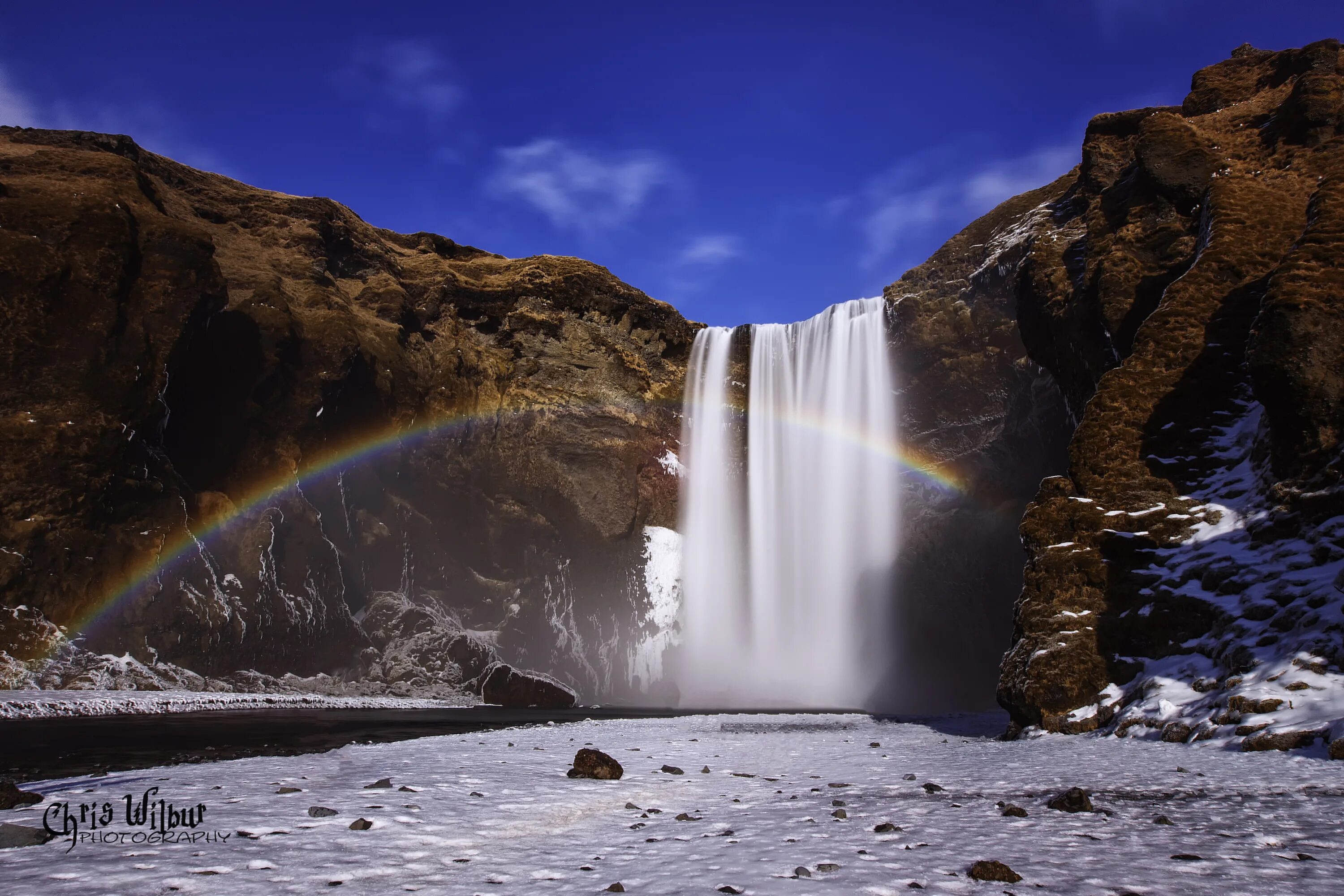 Океан море водопад. Водопад Скоугафосс Исландия туман. Skogafoss Исландия зимой. Skogafoss Iceland зимой. Исландия водопад путешественник.