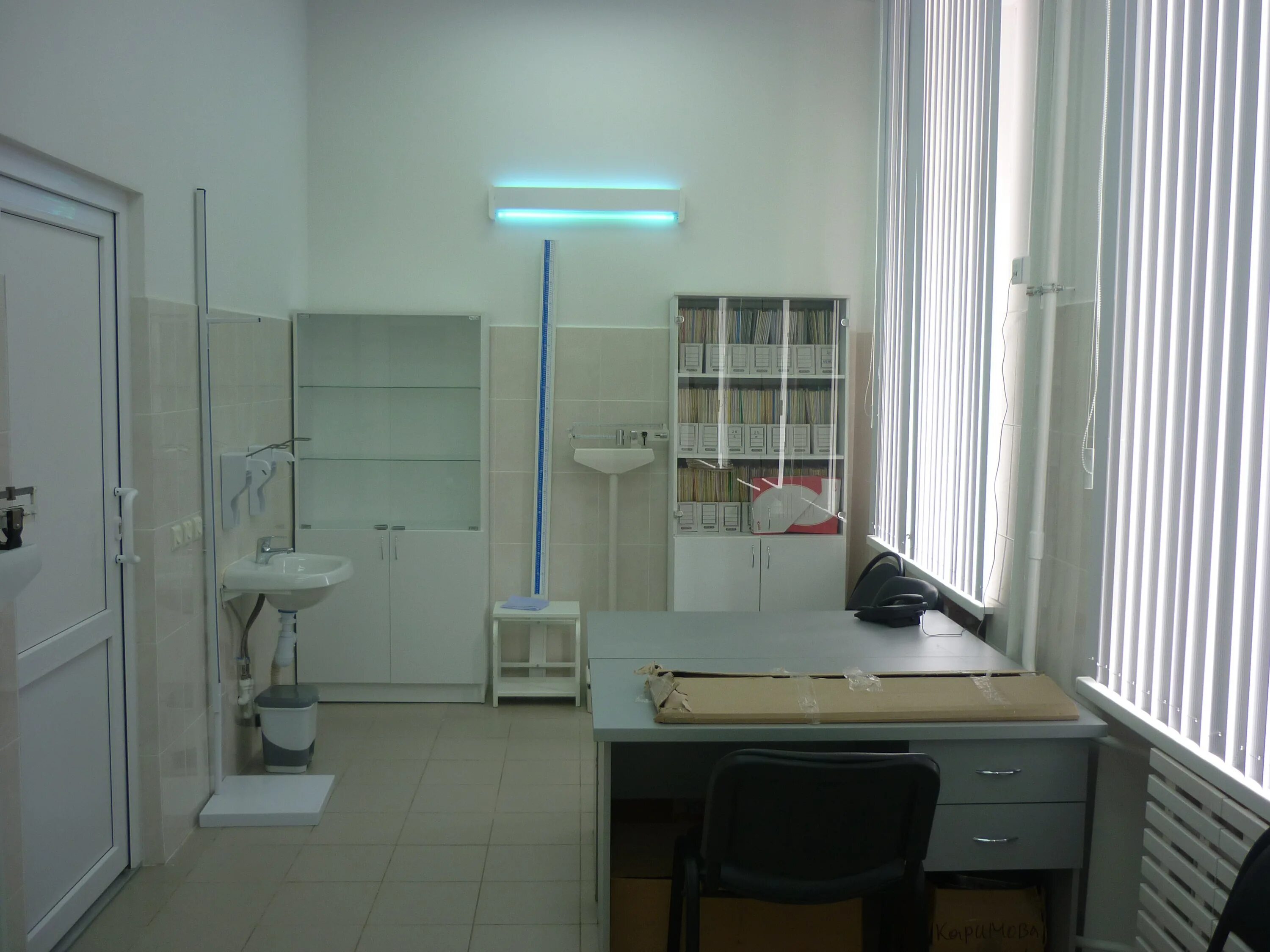 Оснащение медкабинета в детском саду. Стол для медицинского кабинета. Оснащение кабинета медицинской сестры. Оснащение кабинета медицинской сестры. Оснащение в процедурном кабинете в больнице.