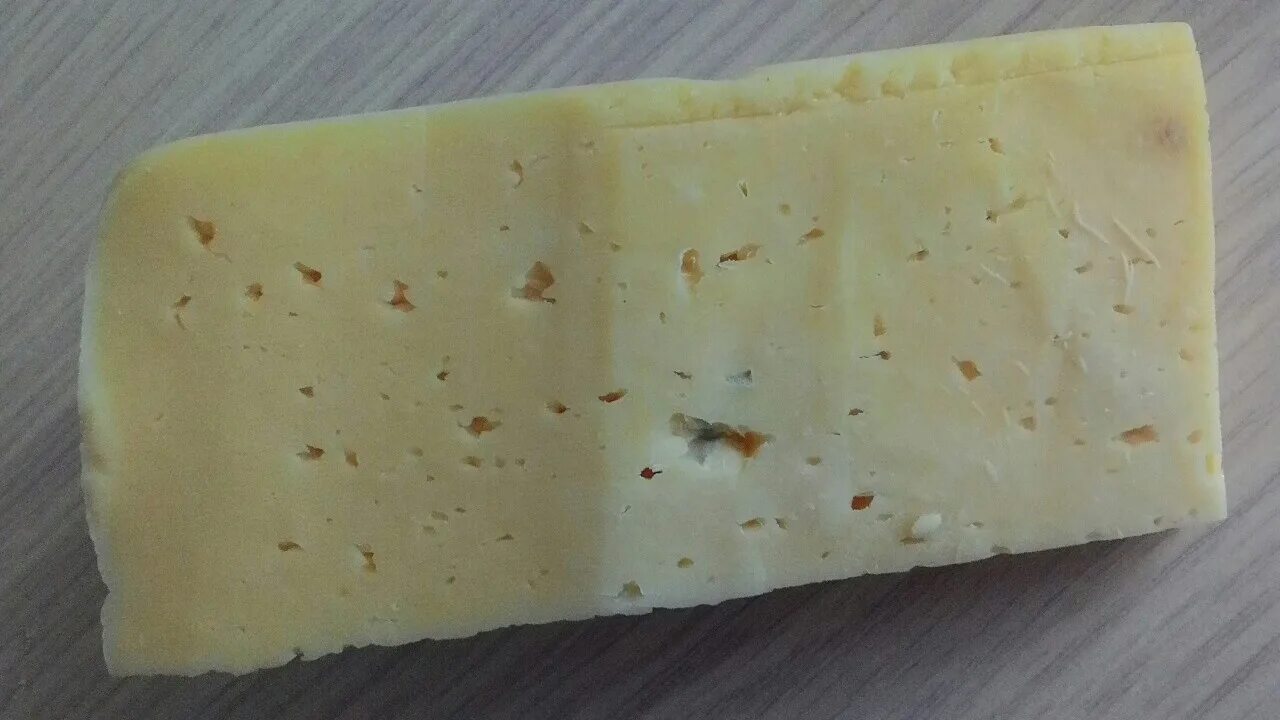 Почему сыр белый. Испорченный сыр. Сыр с плесенью. Заплесневевший сыр. Сыр покрытый плесенью.