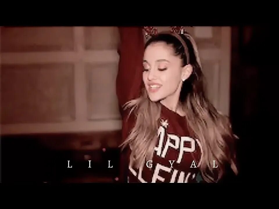 Ариана гранде новогодние гифки. Ариана гранде santa tell me. Ариана гранде santa. Санта телми ариана. Ариана гранде santa tell me шапка.