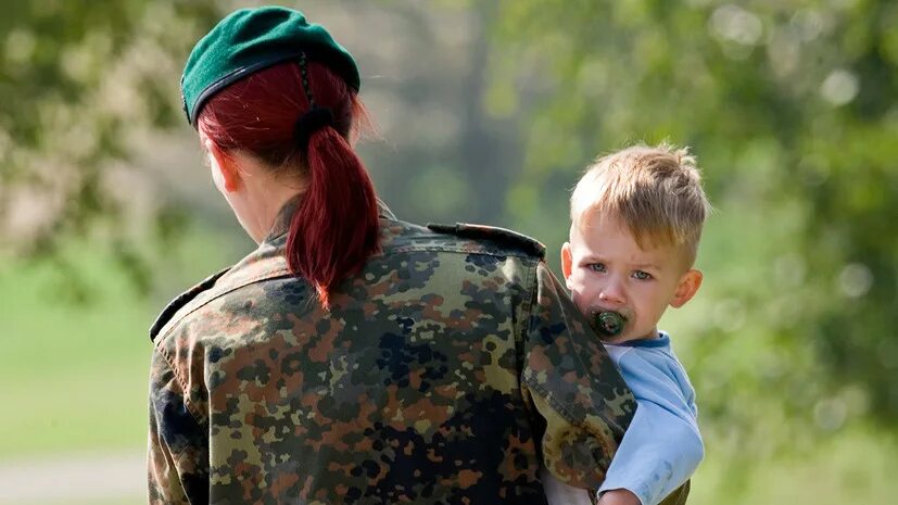 Военнослужащая с ребенком до 3 лет. Дети военнослужащих. беременные в военной форме. женщина военнослужащая беременная. беременные военнослужащие женщины.