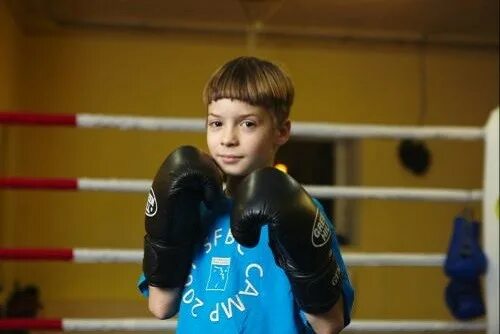 тренировка на лапах бокс. индивидуальные тренировки по боксу. секция бокса для детей. тренер тренировка по боксу. тренер по боксу фотосессии.