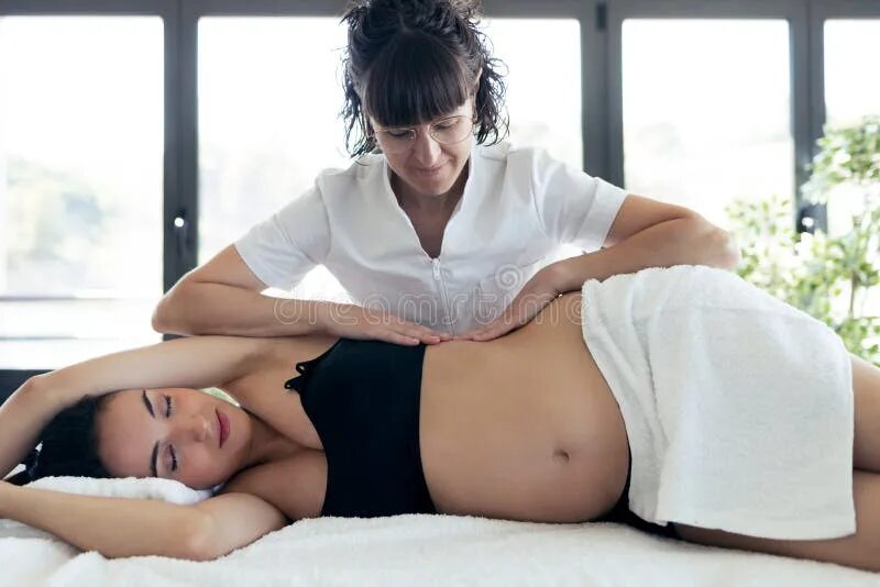 Belly massage. Массаж живота беременной. Массаж пупка женщин. Мама массажирует живот. Реабилитация беременных.