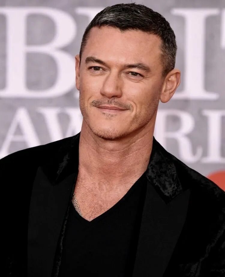 Luke evans. Люк Эванс. Актер люк Эванс. Люк Эванс молодой. Люк Эванс 2022.