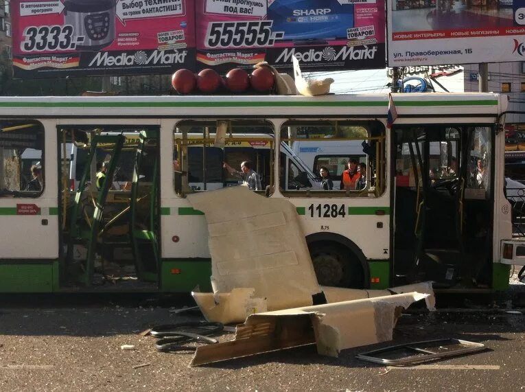 Упал в стоящем автобусе. Взрыв автобуса на речном вокзале. Взрыв газового баллона в автобусе Москва. Взрыв автобуса в 2013г Речной вокзал. Газовые баллоны на крыше автобуса.