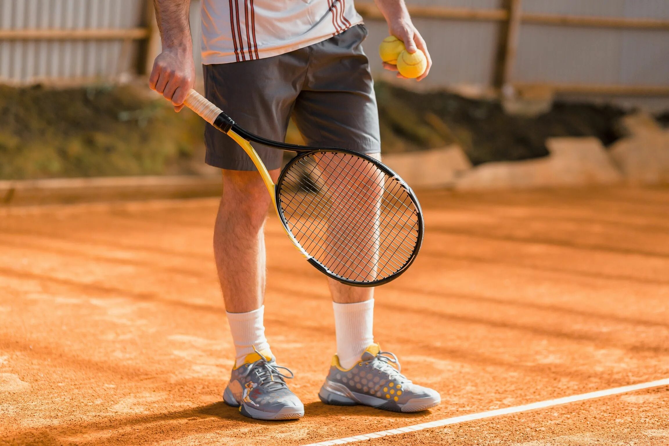 He likes sports. Теннисная форма. Теннис сверху. Теннисная форма Nike. Теннисная форма поло.