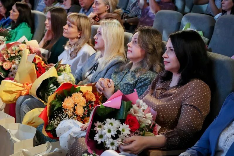 Награждение многодетных матерей. Награждение многодетных семей белгород 2025г. вручение награды юрию адрононову.