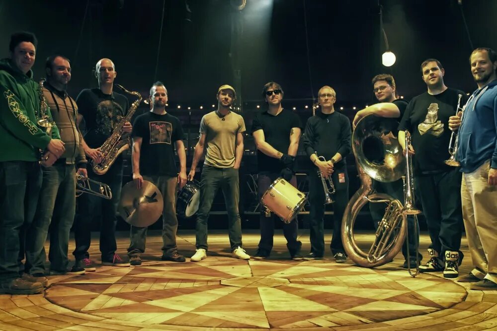 Brevis brass band старый состав. Бревис брасс бэнд состав. Брасс бэнд состав. Группа canadian brass. Трубачи брасс бэнд.