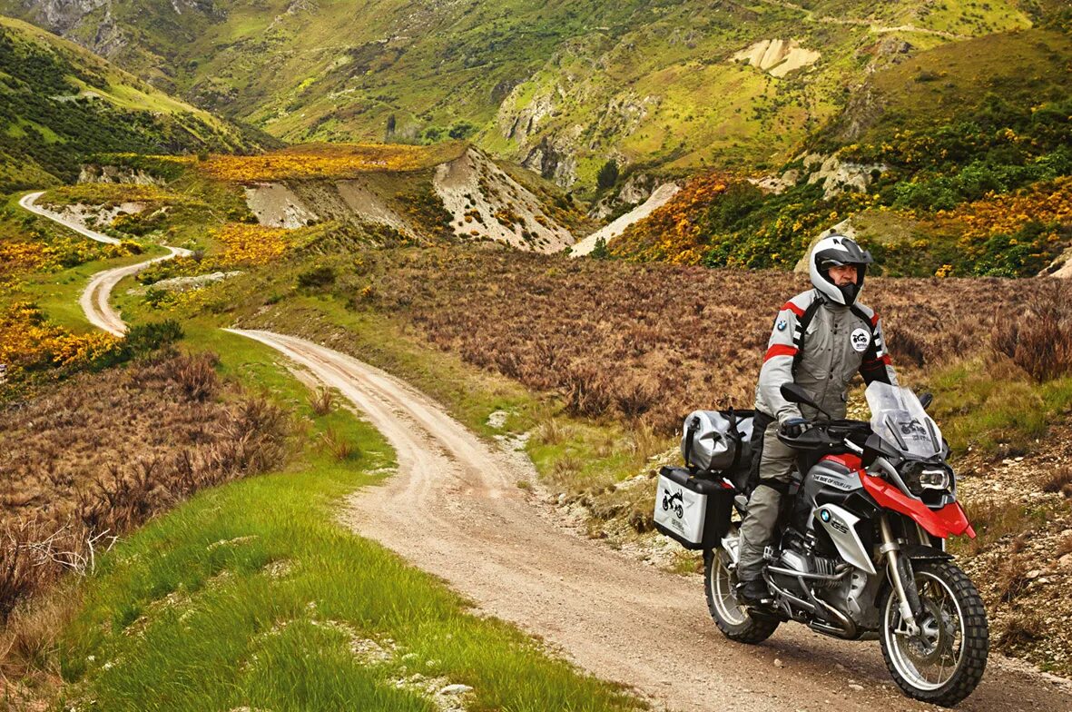 Мотоцикл едет. Bmw moto 2022. Дорожные мотоца. R1200r 2016. Рента мотоцикл.