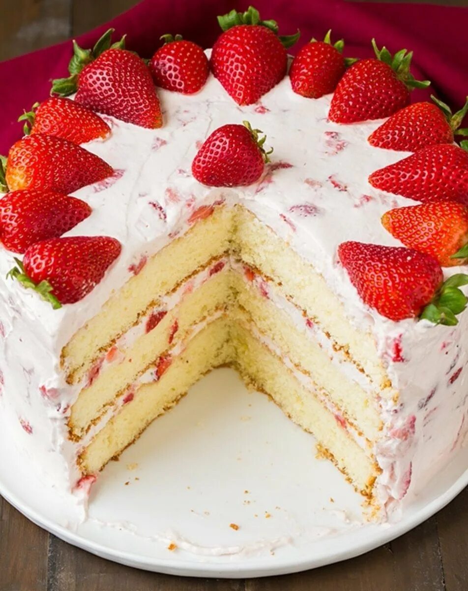 Вкусный домашний торт рецепт на день рождения. Торт клубничный Тортония. Торт "клубничный пломбир". Украшение торта клубникой. Красивый торт с клубникой.