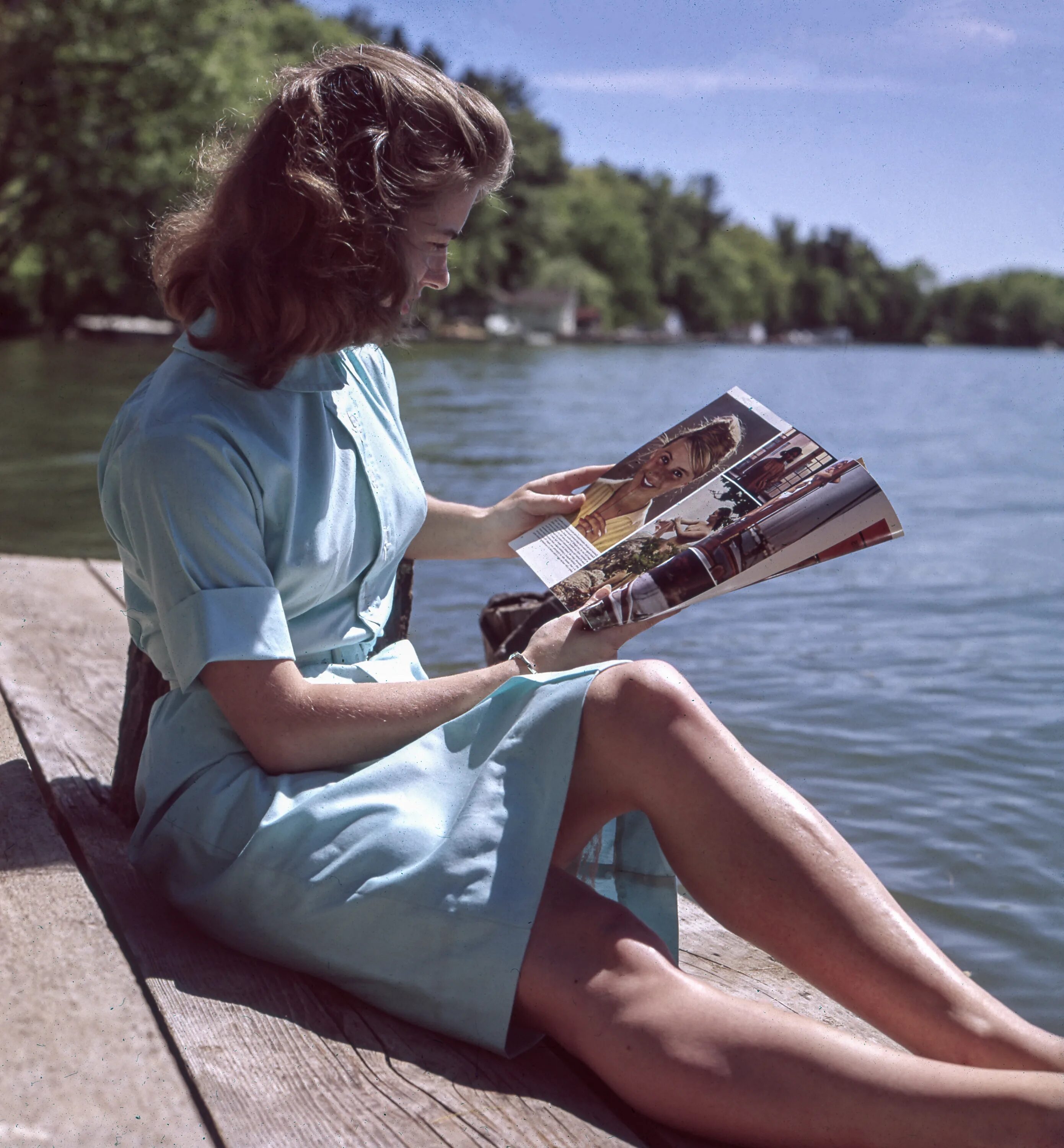 She reads magazines. Женщина за чтением. Девушка читает журнал. Советская женщина за чтением. Женские ноги с книгой.
