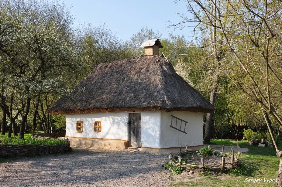 Мача дача хата. Хаты украинские с галереей. Традиционное жилище мазанка украина. Хата мазанка кубань. Украинская мазанка технология.