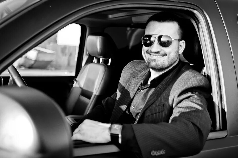 Афроамериканские женщины в машине. Черный водитель. Таксист чернокожий. Негр дальнобойщик. Машина черная с водителем.