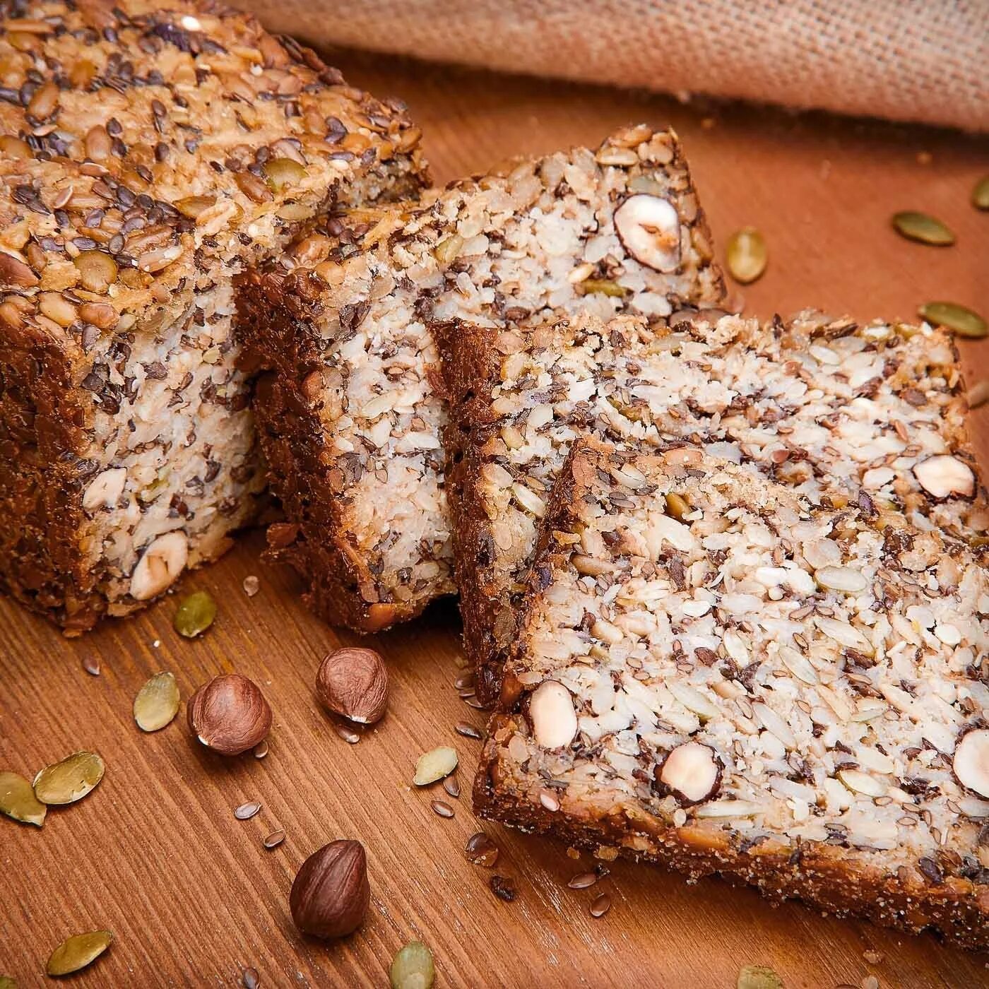 Хлеб злаковый. Мультизлаковый бездрожжевой хлеб. Хлеб фрейзер цельнозерновой. Хлеб казачий бездрожжевой. Хлеб цельнозерновой бездрожжевой.