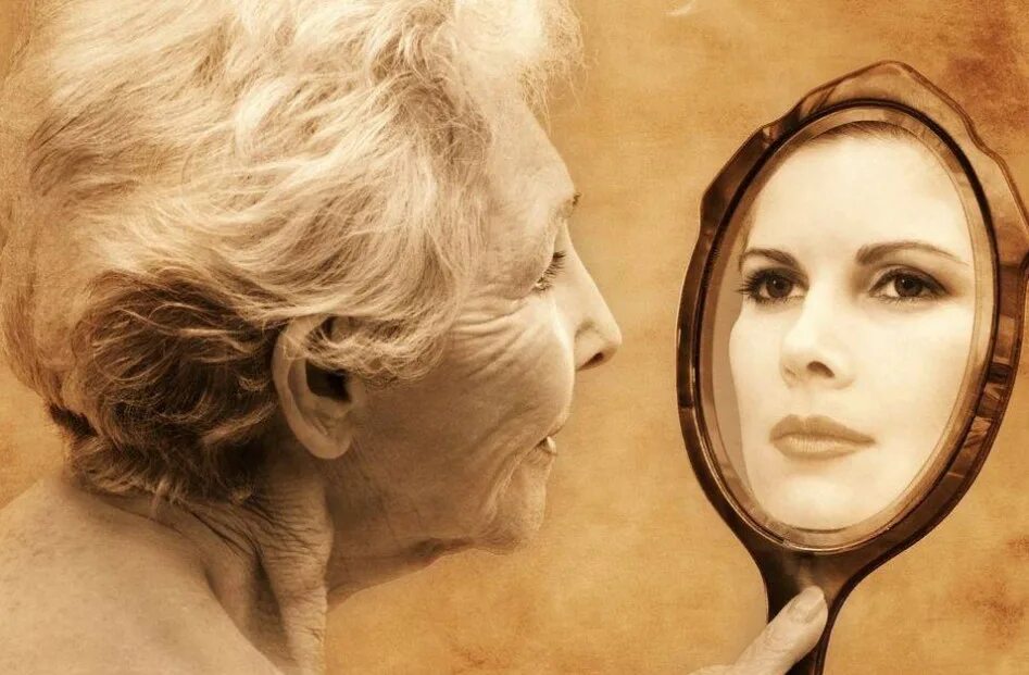 В зеркале вижу себя другой. Молодость и старость. Отражение старости в зеркале. Молодость и старость картинки. Отражение пожилой женщины в зеркале.