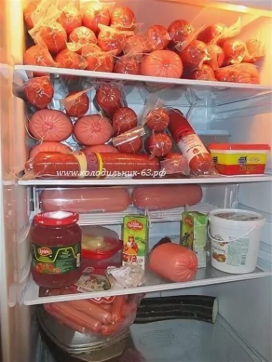 Почему мясо рыбу колбасу надо хранить. Холодильник с продуктами. Полный холодильник продуктов. Колбаса в холодильнике. Холодильник полный колбасы.