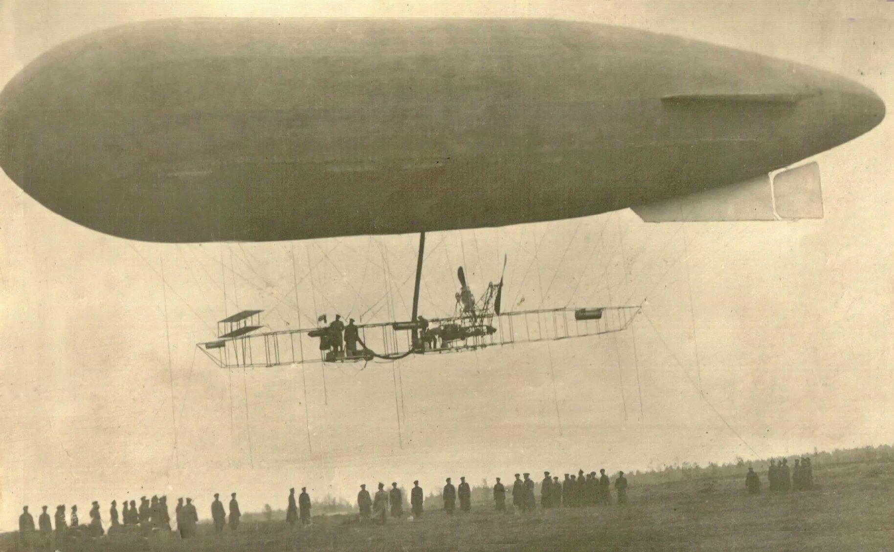 Первые дирижабли во франции. Воздухоплавание подъемная сила. Аэростат объемом v. Дирижабль кречет 1909. Аэростат объемом v.