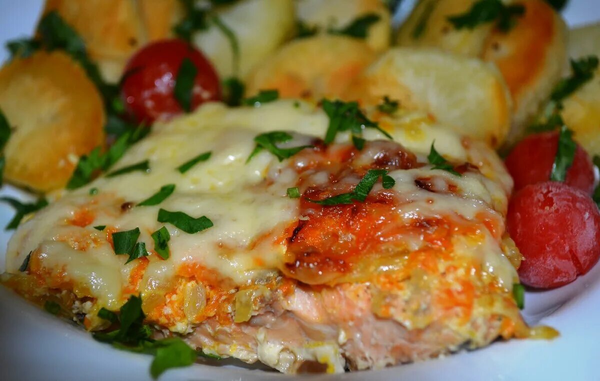 Как приготовить филе горбуши в духовке вкусно. Горбуша в духовке. горбуша запеченная в духовке. горбуша запеченная с овощами. горбуша запеченная в духовке с овощами.