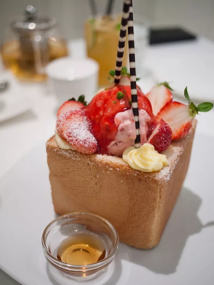 Honey toast. Десерты в кафе.