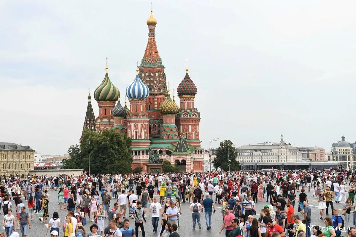 Человек пл. Москва красная площадь туристы. Туризм в Москве. Люди на красной площади. Толпа на красной площади.