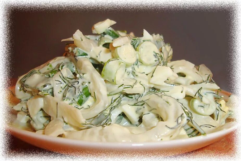 Салат с кальмарами капустой и огурцом. Салат с кальмарами. салат с кальмарами фото. салат из кальмаров с яйцом. салат с кальмарами и яйцом и луком.
