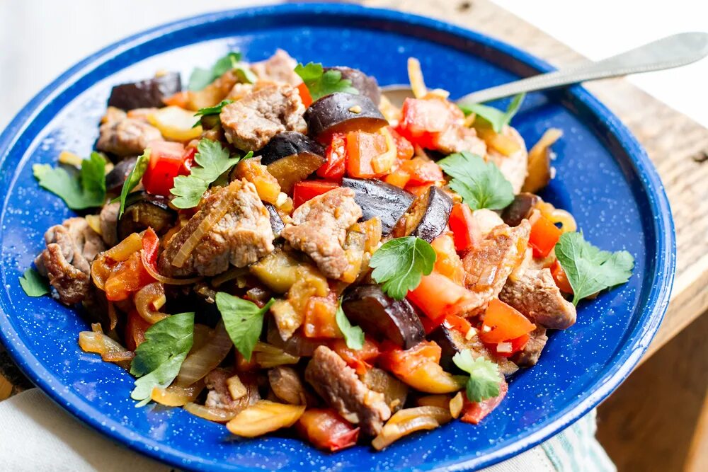 Как вкусно приготовить свинину с овощами. Мясо с овощами. говядина с овощами. жареная свинина с овощами. свинина тушеная с овощами.