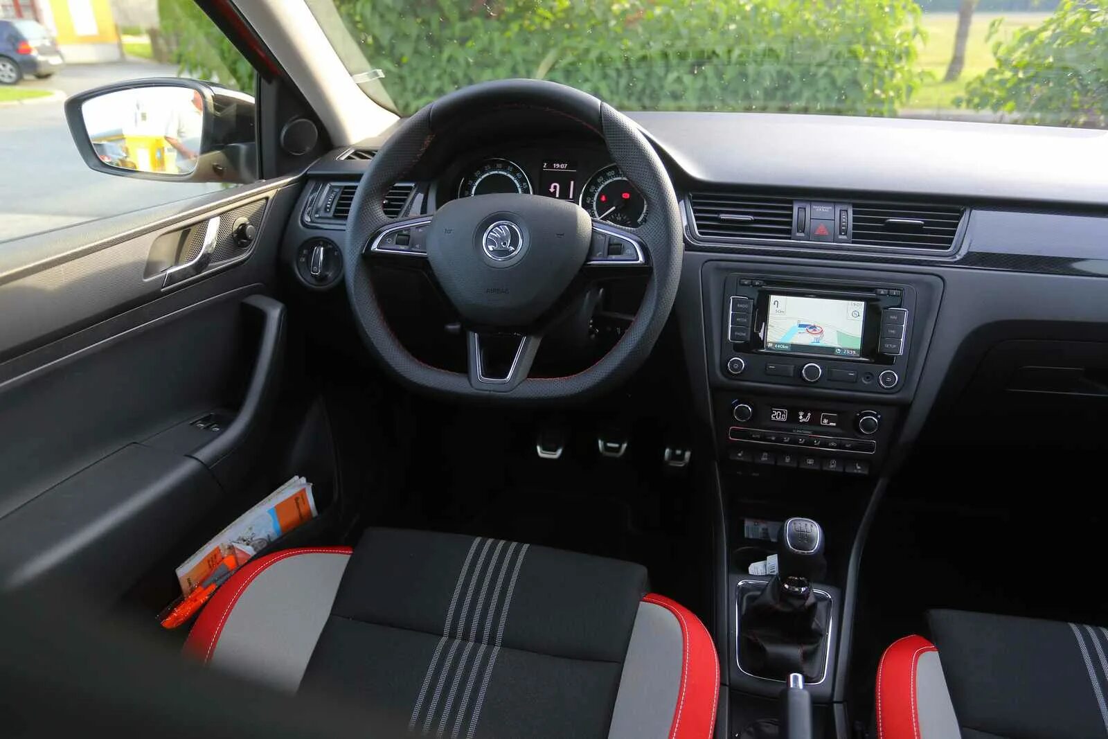 Рапид 2022 салон. Шкода рапид 2021 полная комплектация. Шкода рапид максимальная комплектация. Skoda rapid 2017 базовая комплектация. Комплектация амбишн шкода рапид 2018.