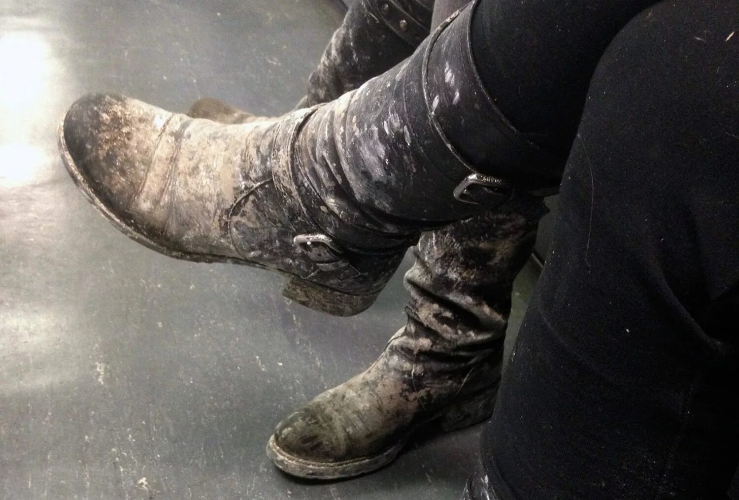 К чему снятся сапоги. Резиновые сапоги в грязи. К чему снится идти в сапогах. К чему снится идти в сапогах. К чему снятся ботинки.