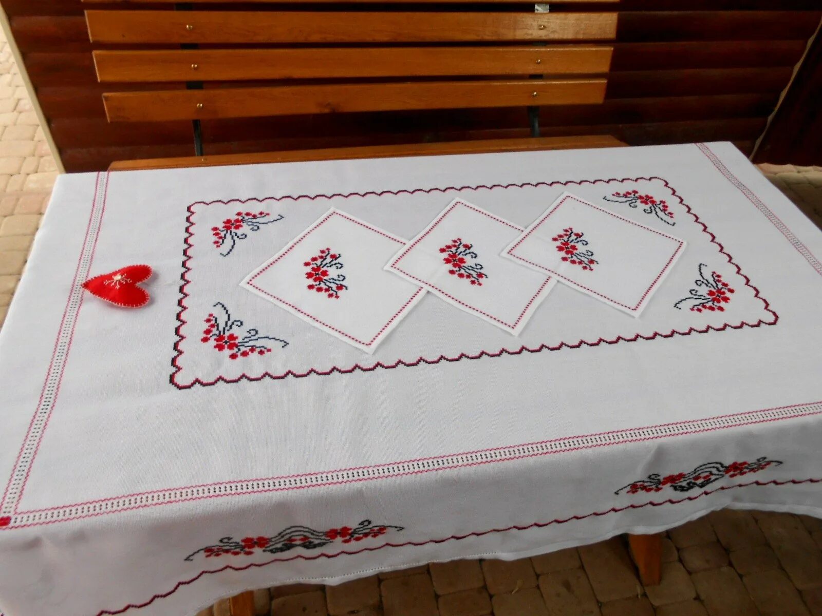 Автографы на скатерти. Скатерть с вышивкой. Скатерть вышитая автографами. Дом менделеева в санкт-петербурге. Вышитые льняные скатерти.